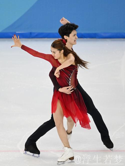 任俊霏与邢珈宁在冰舞韵律舞中位列第31名 任俊霏与邢珈宁在冰舞韵律舞中位列第31名