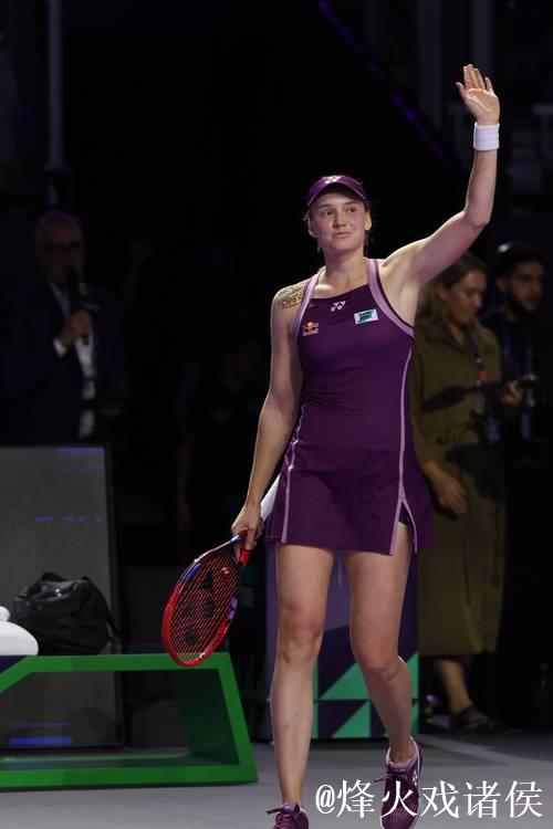 首进年终总决赛争冠战！莱巴金娜2-1逆转佩古拉